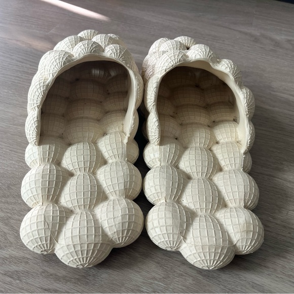 Sphere Slides , Bubble slippers men’s 10-11 cream color, spot on bottom 👍🏼 - Picture 5 of 5